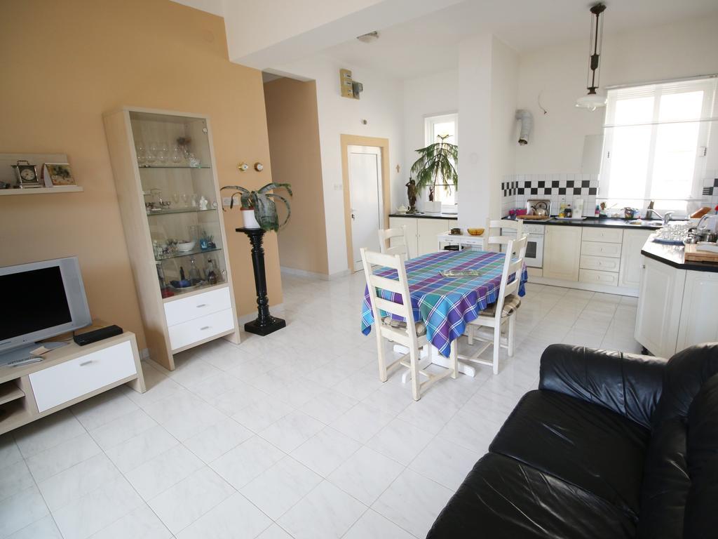 Deep Blue Apartment By The Sea Organs Apartma *