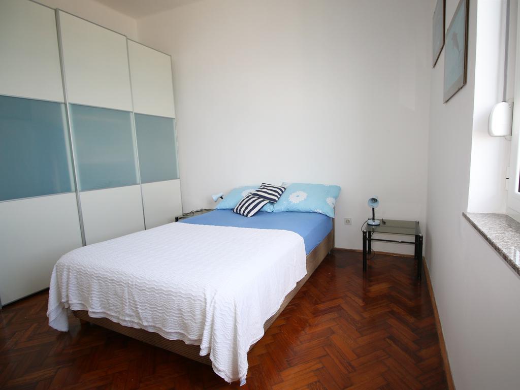 Deep Blue Apartment By The Sea Organs