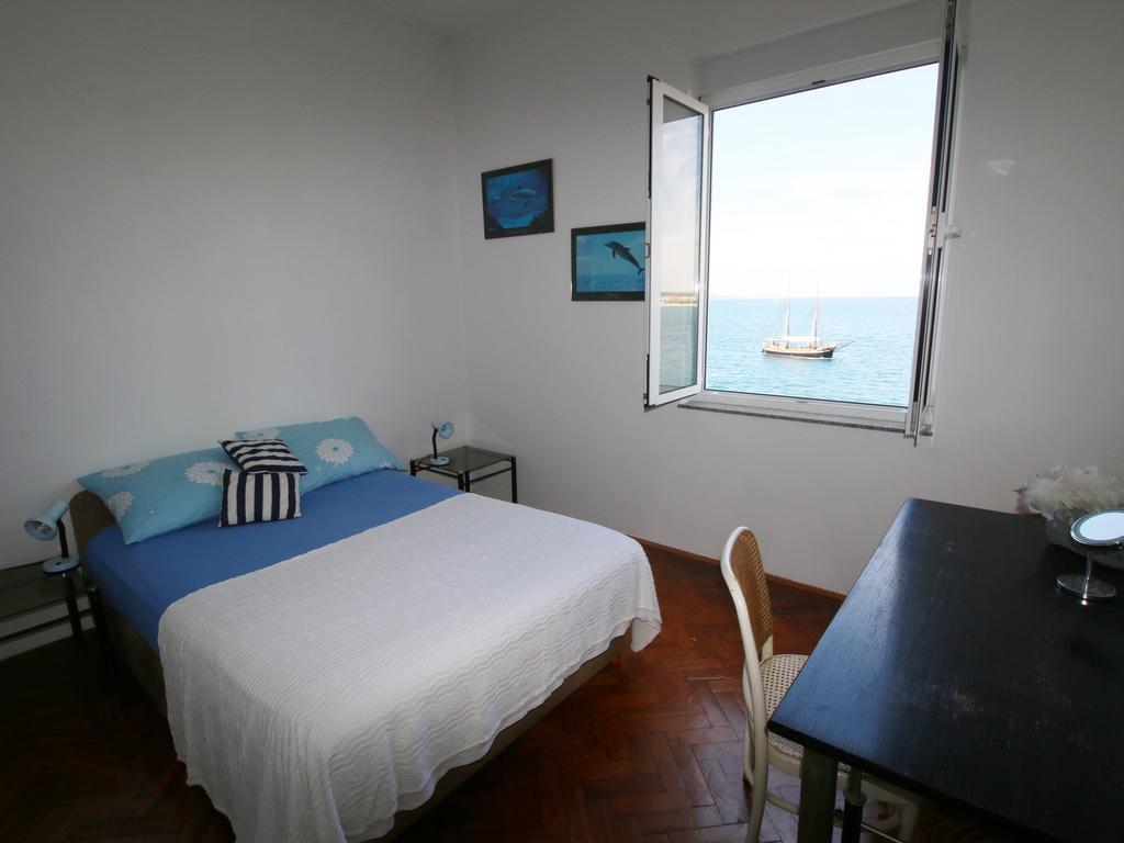 Deep Blue Apartment By The Sea Organs *